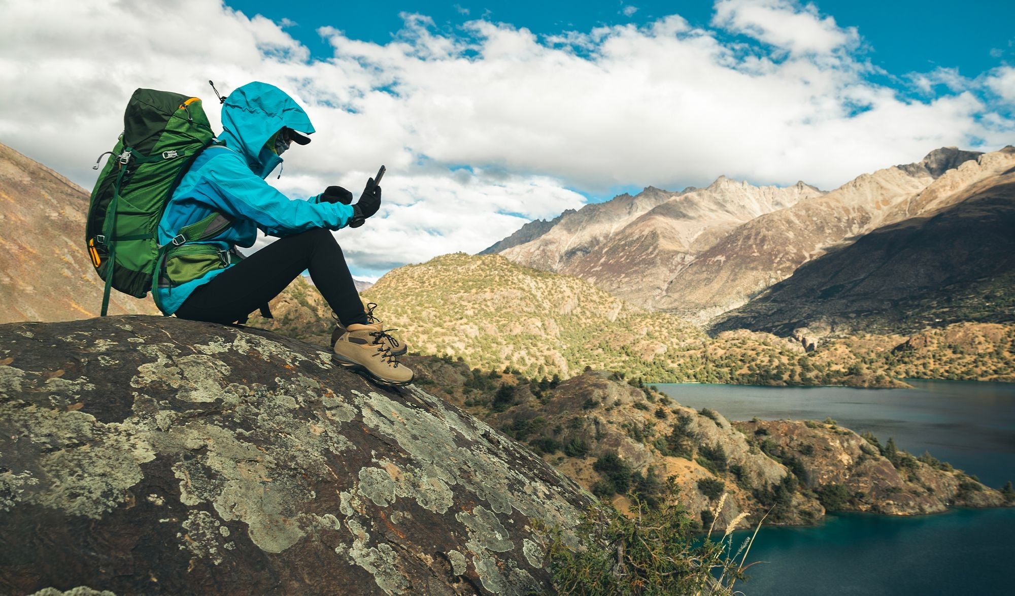 Pourquoi choisir un téléphone de randonnée : robustesse, sécurité et autonomie au service des aventuriers
