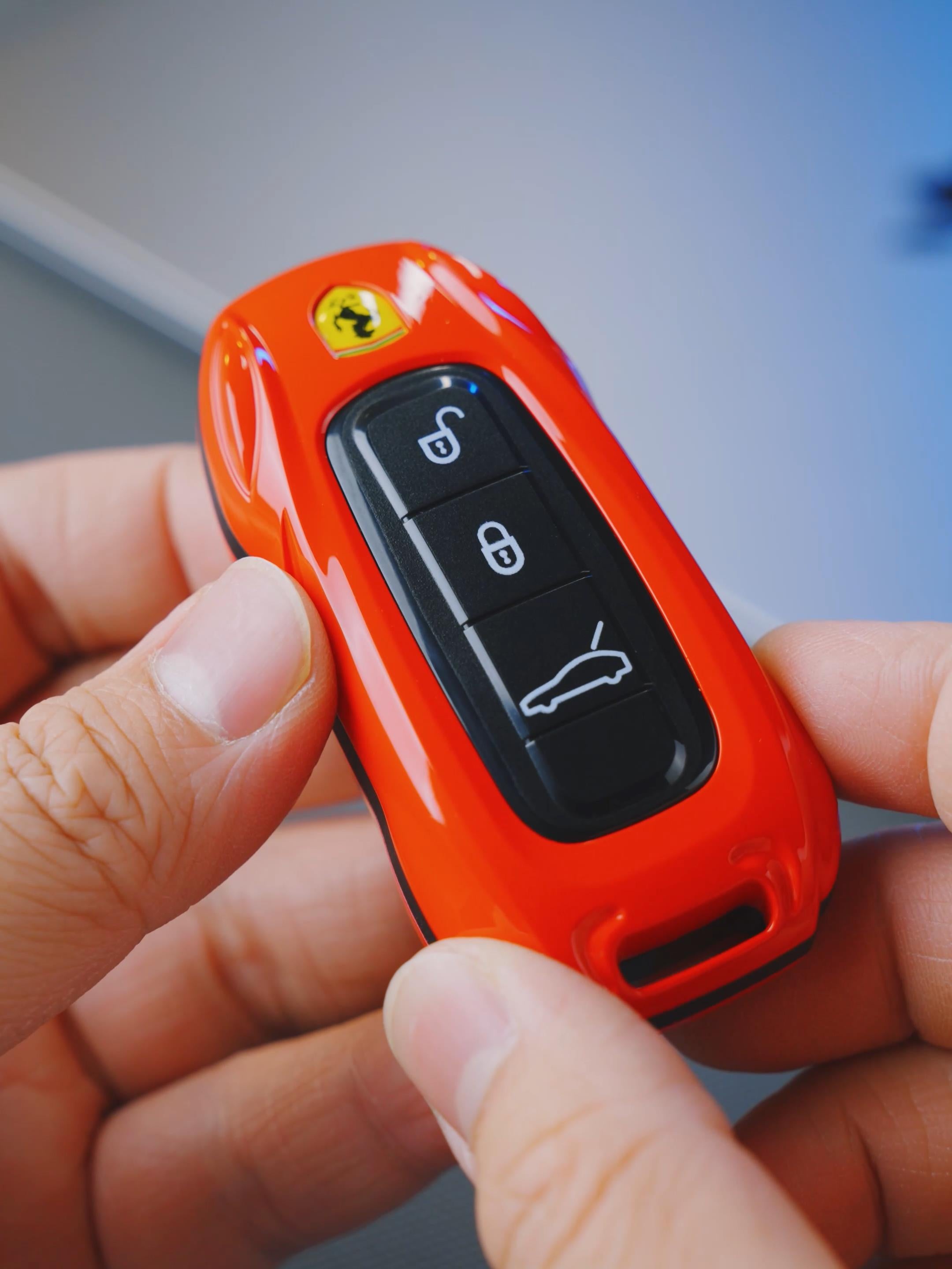Mini téléphone portable Ferrari style clef de voiture de luxe Double Sim 2G