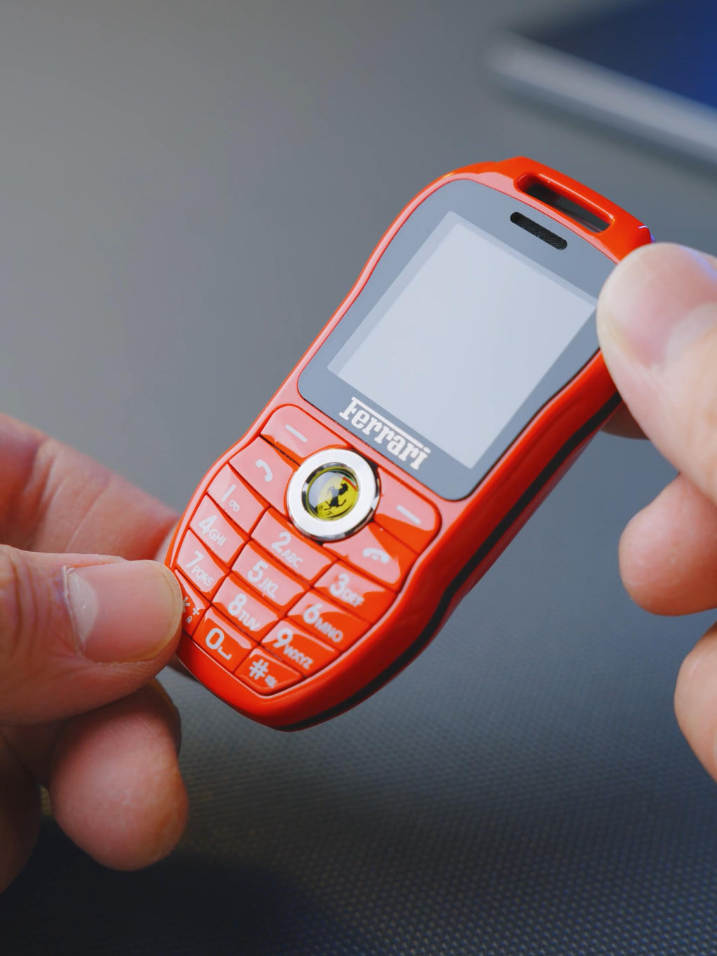 Mini téléphone portable Ferrari style clef de voiture de luxe Double Sim